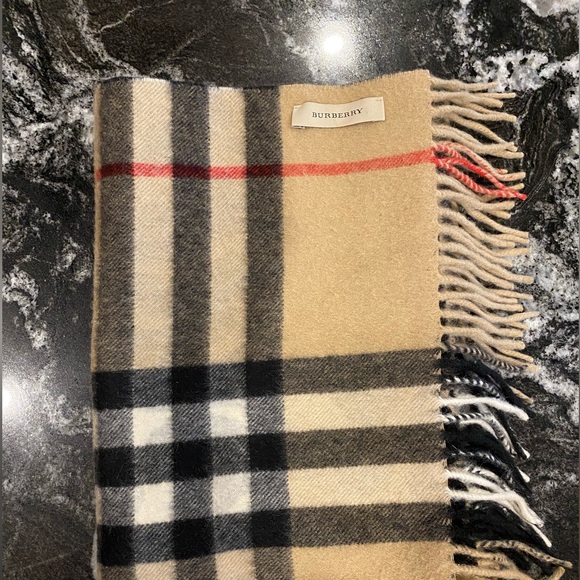 Burberry - Classic Check Cashmere Burberry Scarf with Leopard print. - Picture 2 of 3